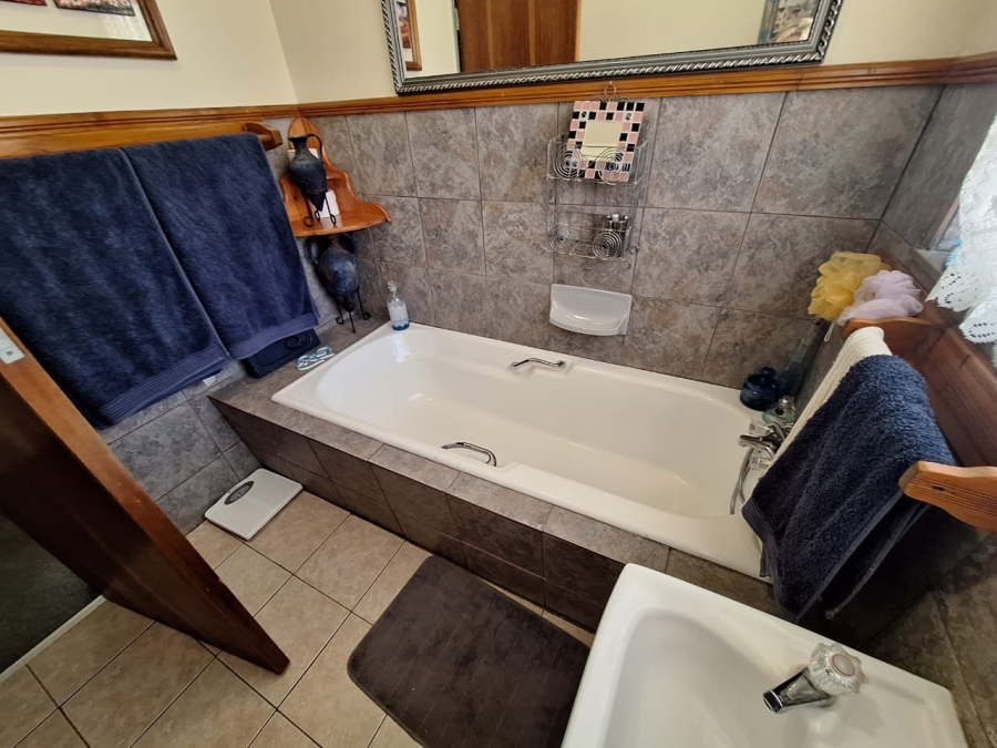 5 Bedroom Property for Sale in Fichardt Park Free State